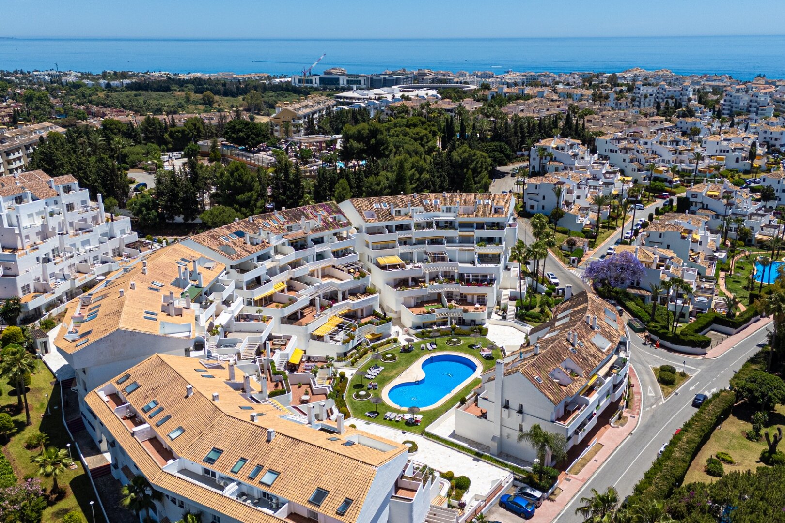 Experience sophisticated Mediterranean living in this beautiful apartment in Nueva Andalucía