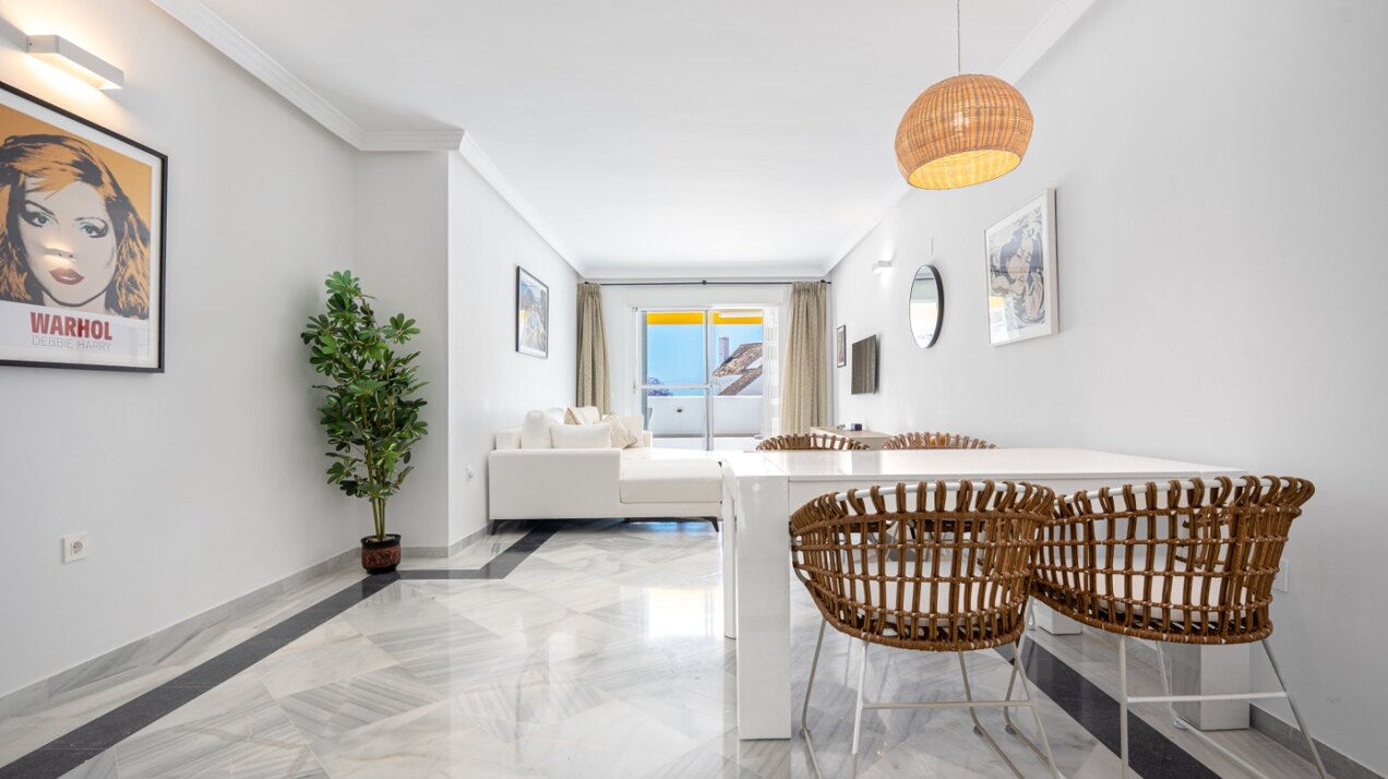 Experience sophisticated Mediterranean living in this beautiful apartment in Nueva Andalucía