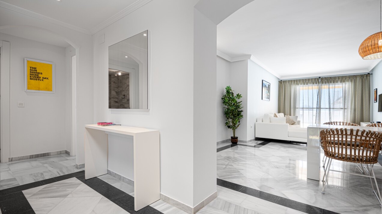 Experience sophisticated Mediterranean living in this beautiful apartment in Nueva Andalucía