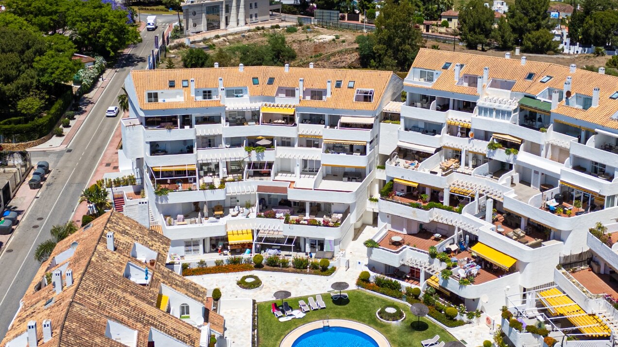 Experience sophisticated Mediterranean living in this beautiful apartment in Nueva Andalucía