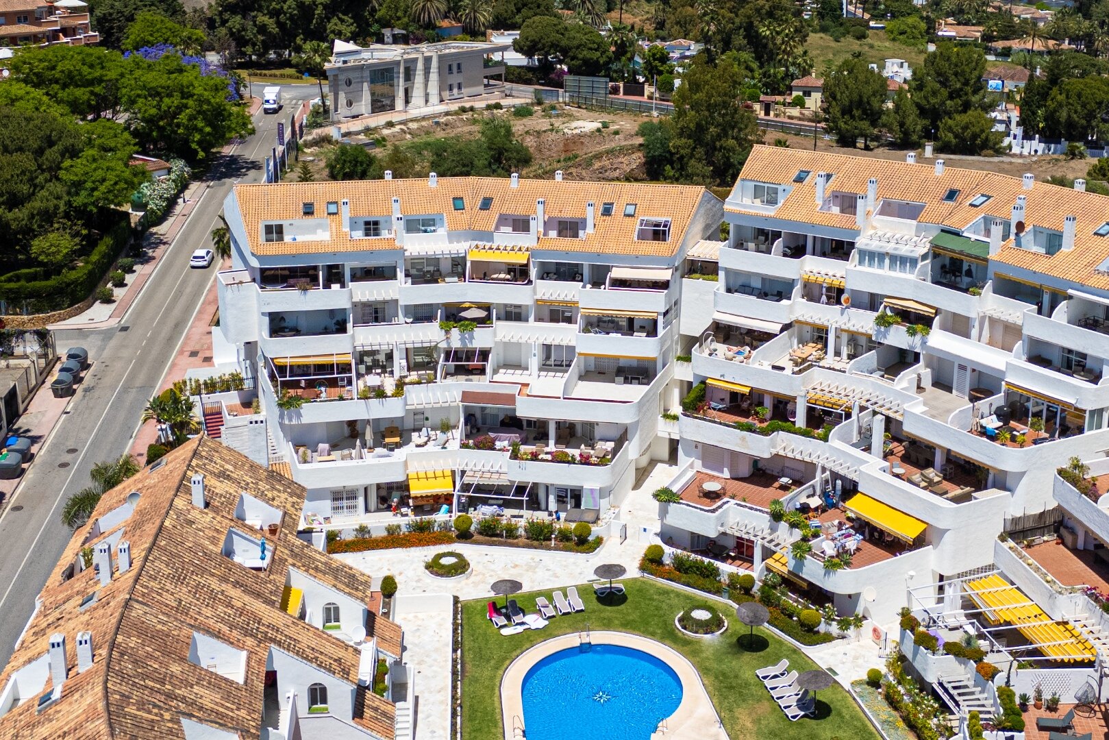 Experience sophisticated Mediterranean living in this beautiful apartment in Nueva Andalucía