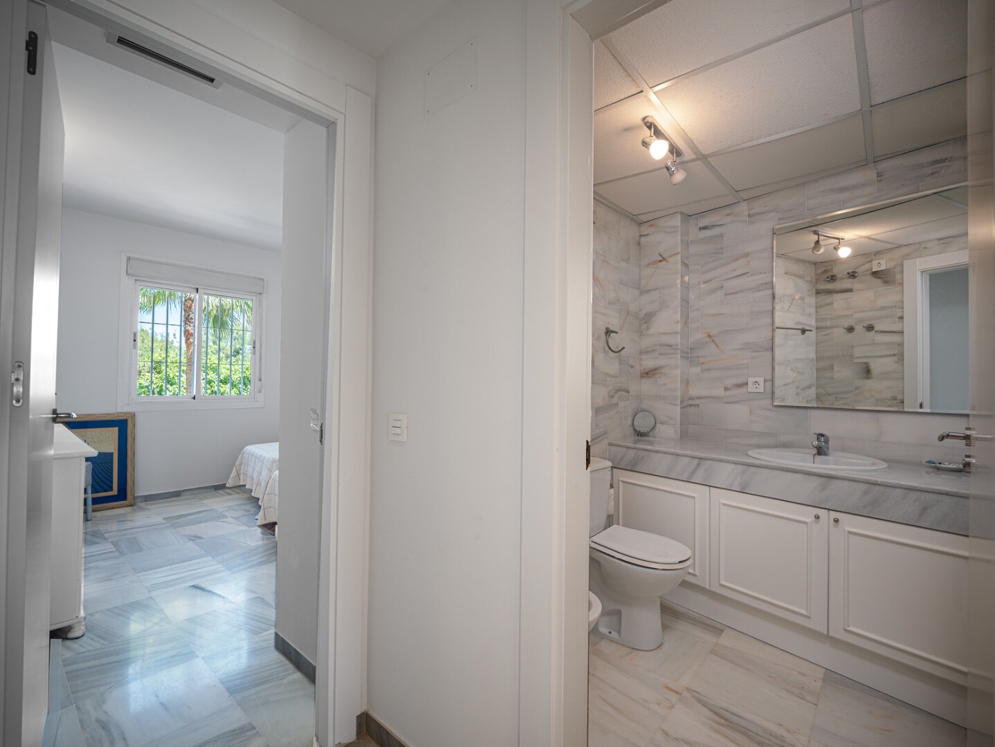 Experience sophisticated Mediterranean living in this beautiful apartment in Nueva Andalucía