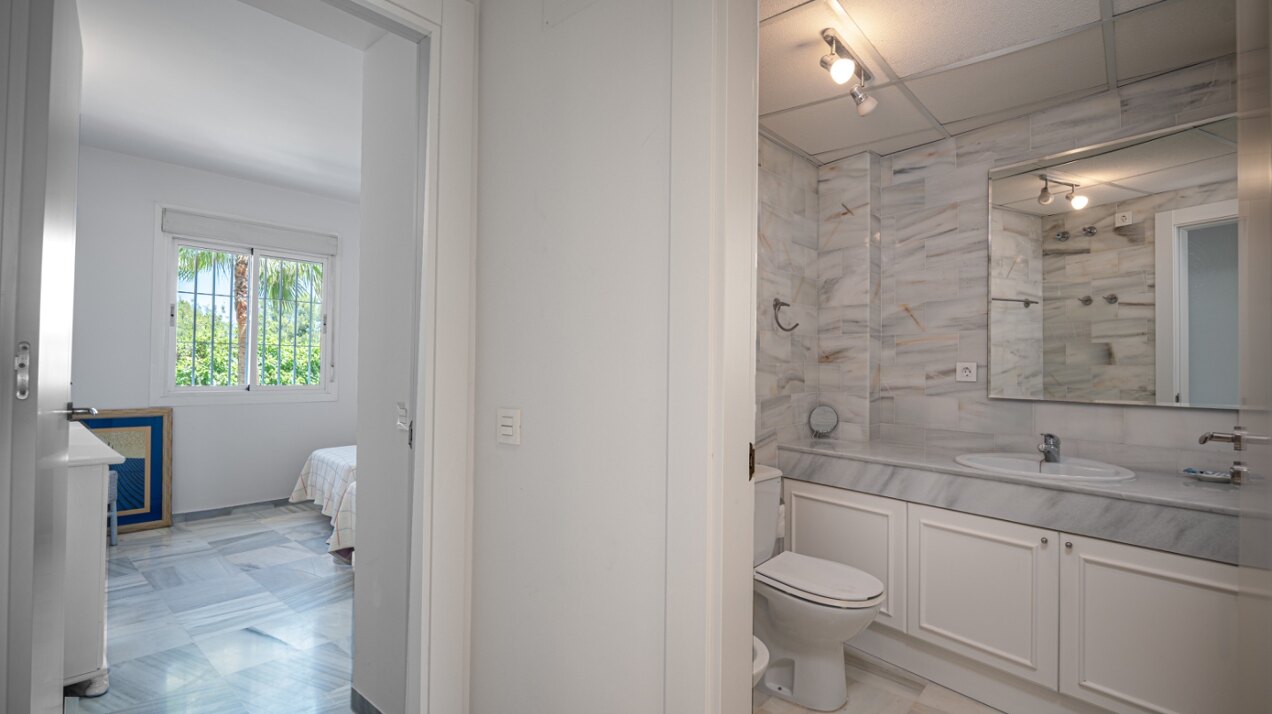 Experience sophisticated Mediterranean living in this beautiful apartment in Nueva Andalucía