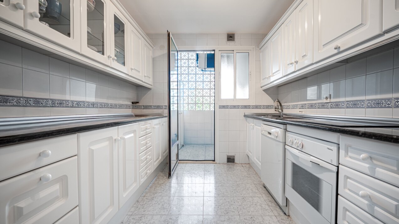 Experience sophisticated Mediterranean living in this beautiful apartment in Nueva Andalucía