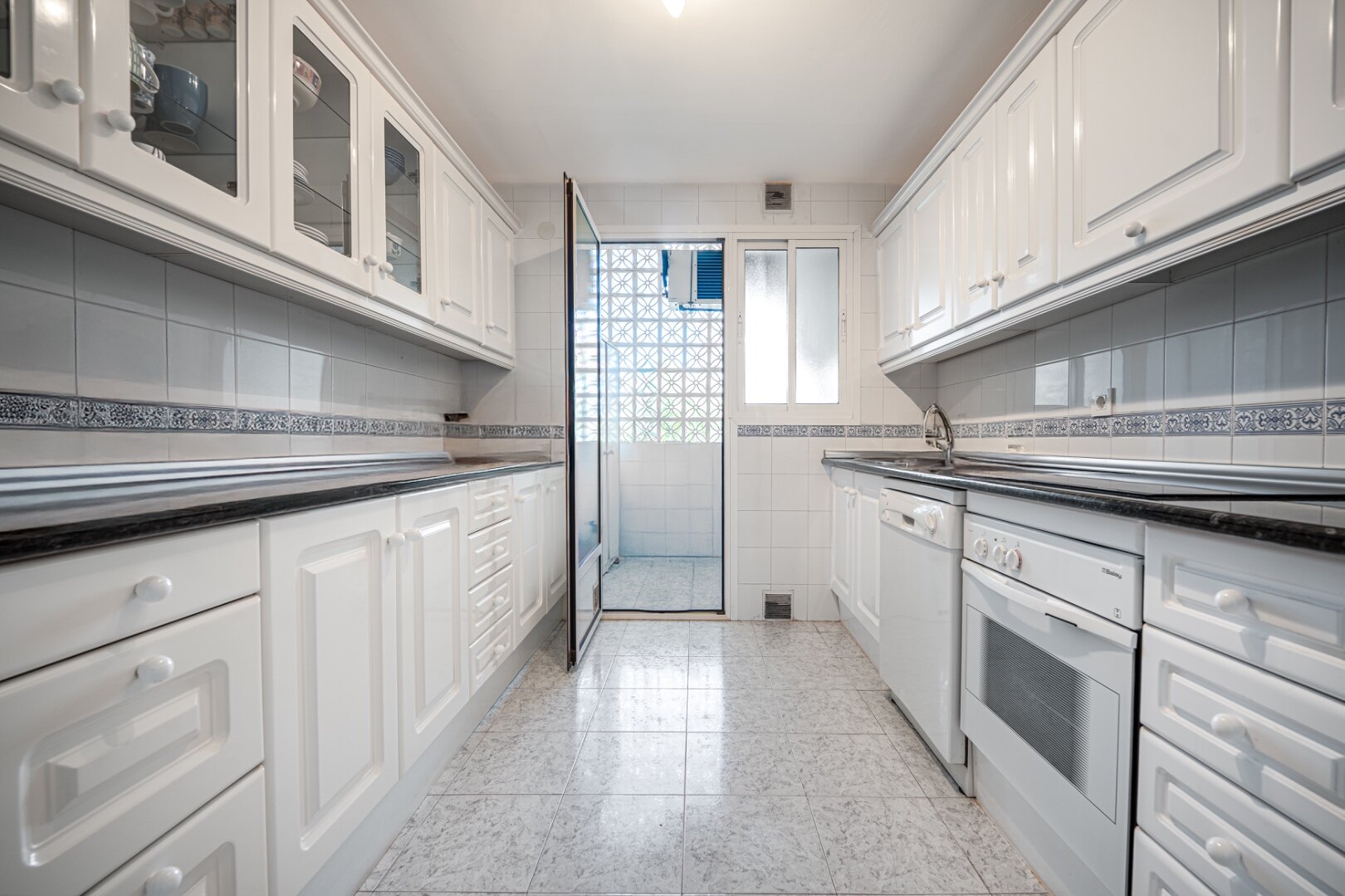 Experience sophisticated Mediterranean living in this beautiful apartment in Nueva Andalucía