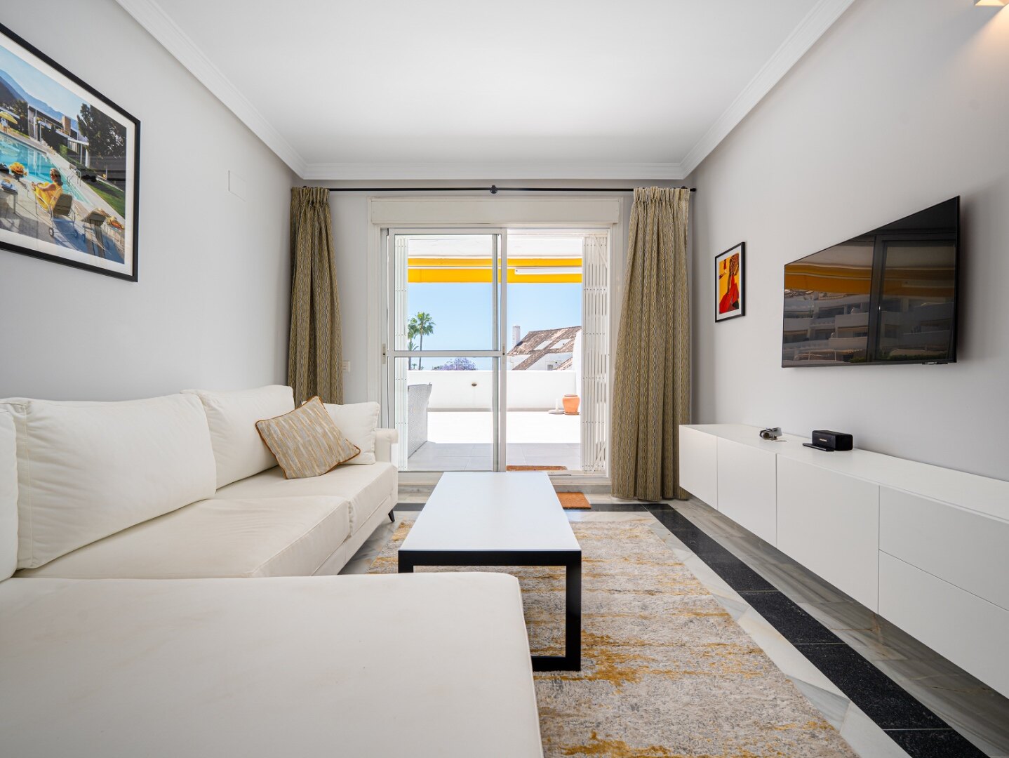 Experience sophisticated Mediterranean living in this beautiful apartment in Nueva Andalucía