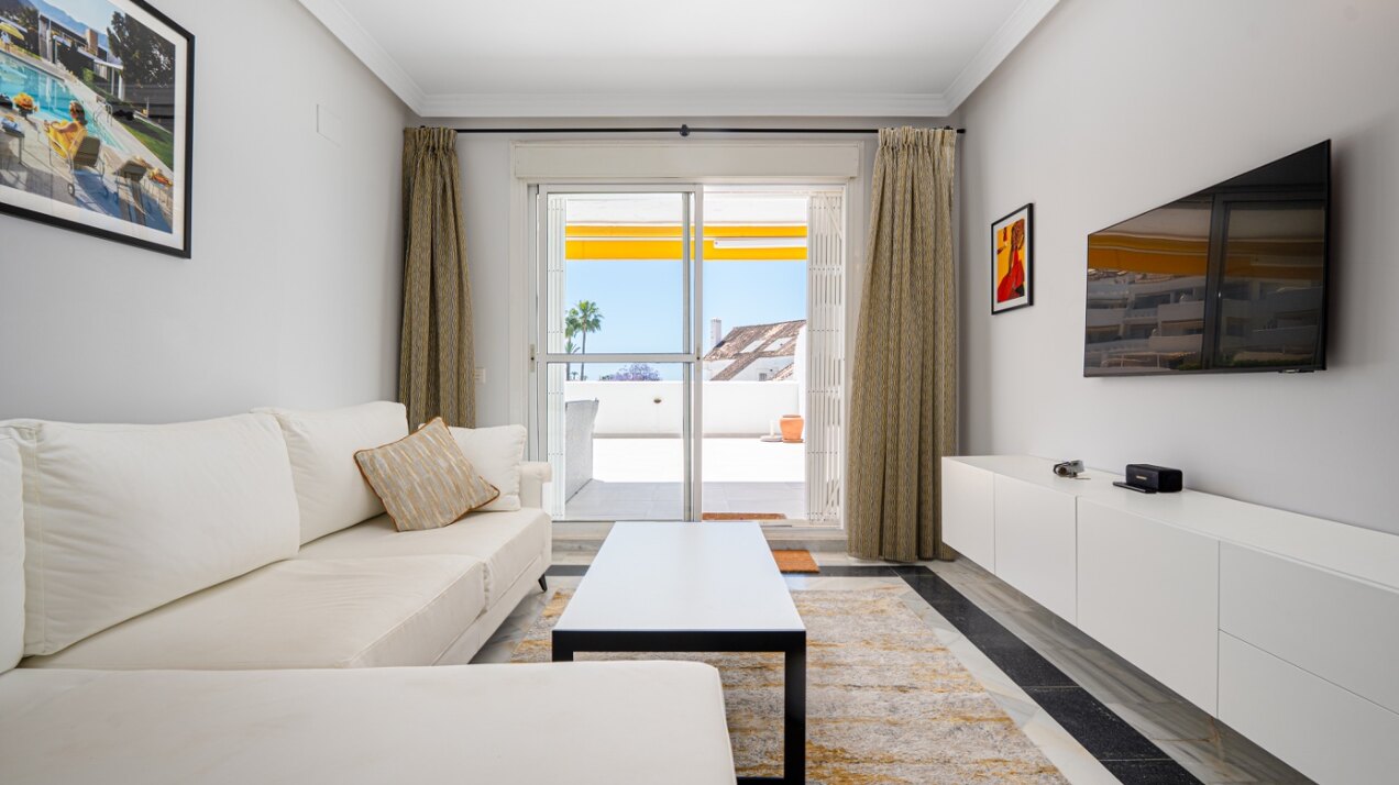Experience sophisticated Mediterranean living in this beautiful apartment in Nueva Andalucía
