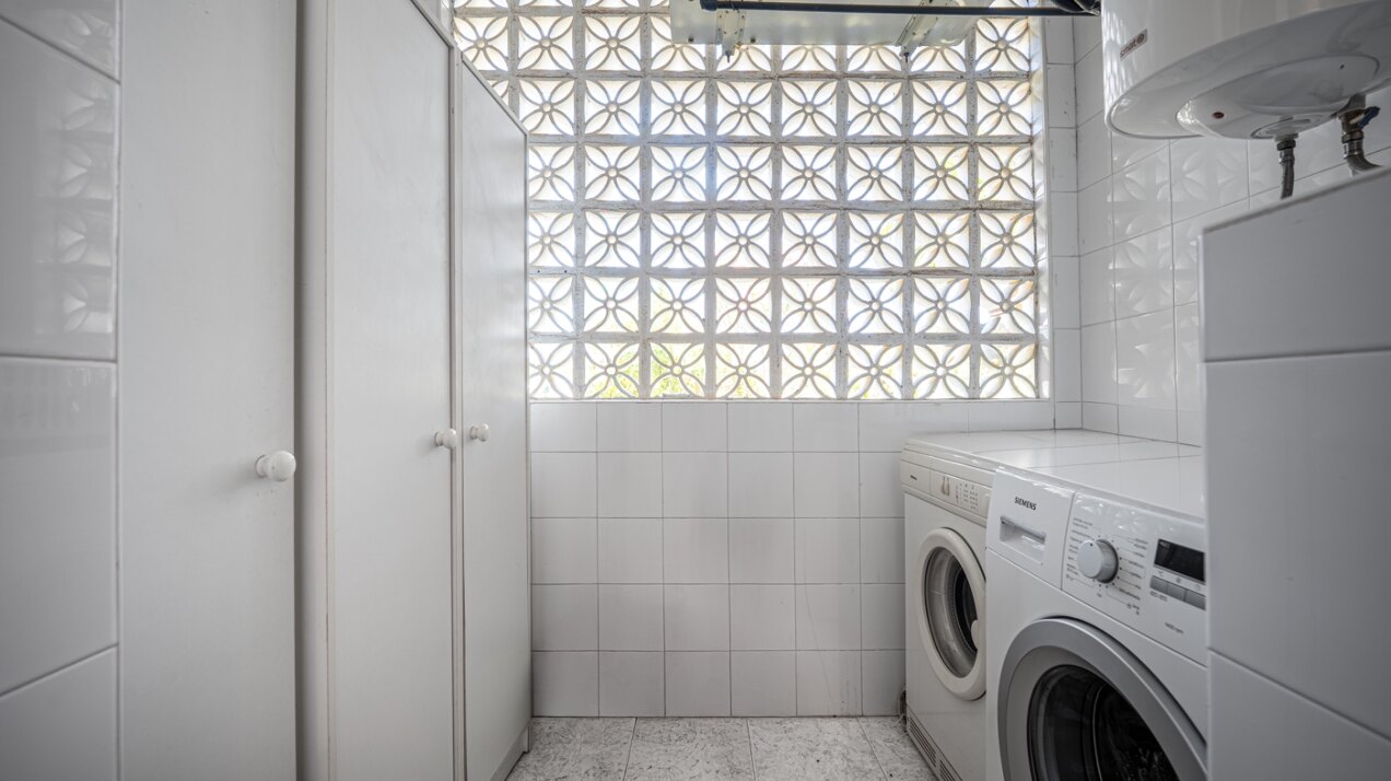 Experience sophisticated Mediterranean living in this beautiful apartment in Nueva Andalucía