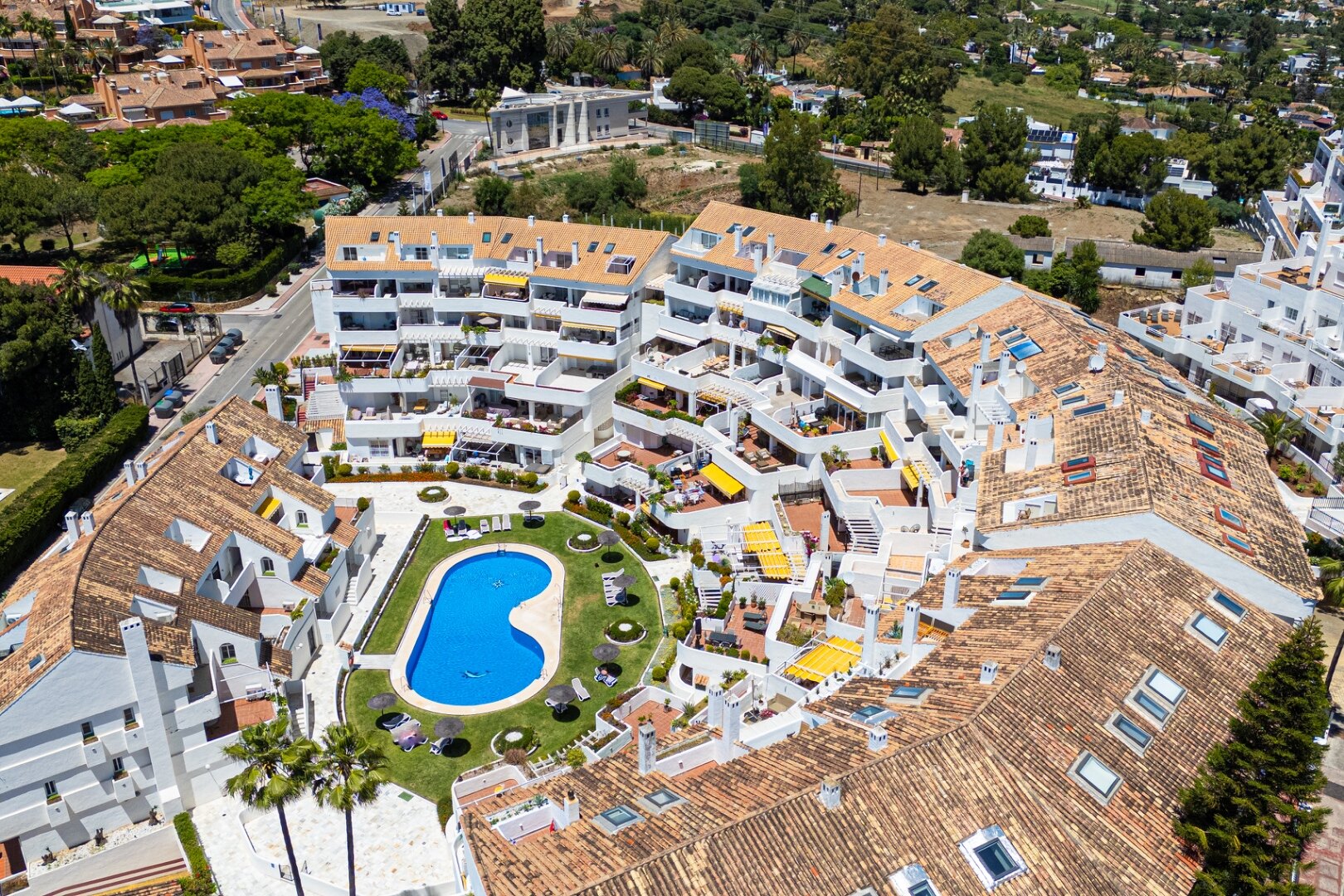 Experience sophisticated Mediterranean living in this beautiful apartment in Nueva Andalucía