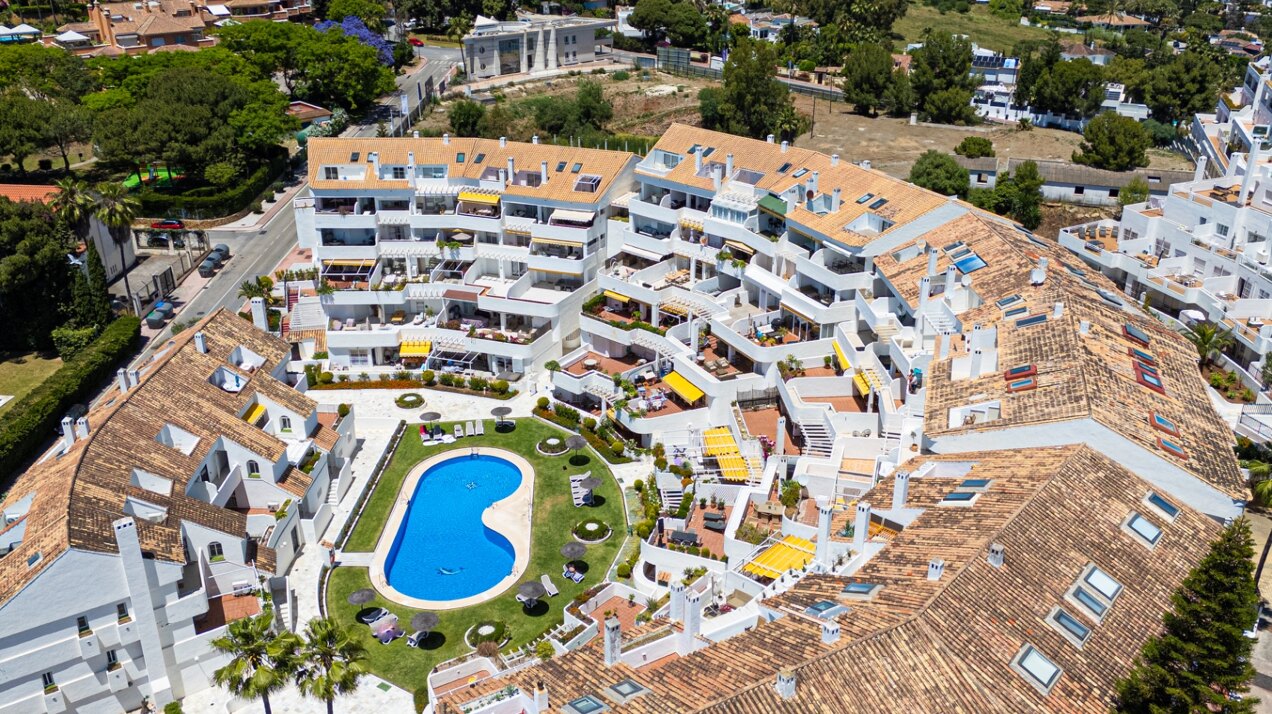 Experience sophisticated Mediterranean living in this beautiful apartment in Nueva Andalucía