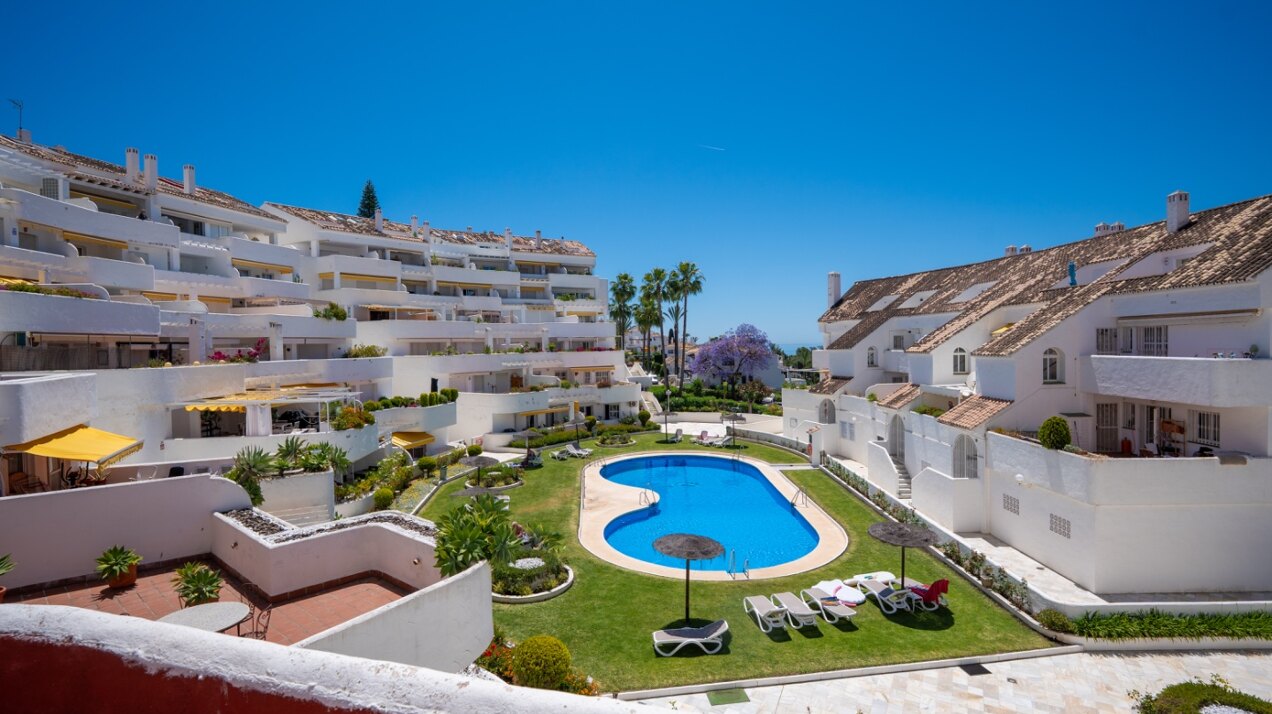 Experience sophisticated Mediterranean living in this beautiful apartment in Nueva Andalucía