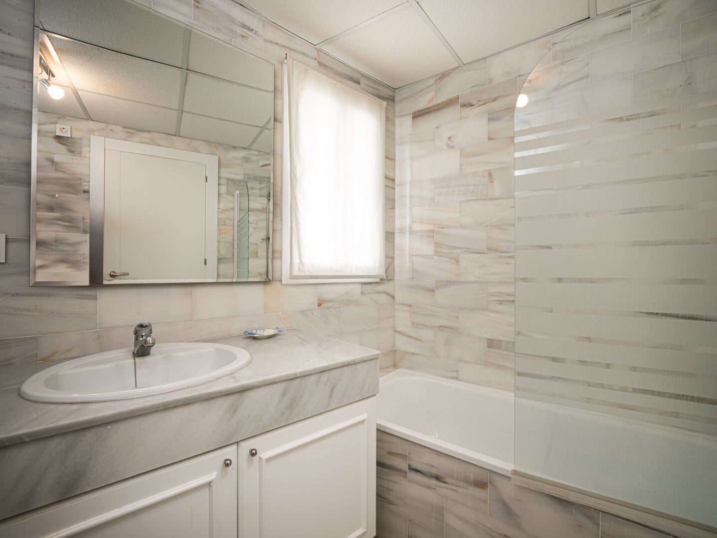 Experience sophisticated Mediterranean living in this beautiful apartment in Nueva Andalucía
