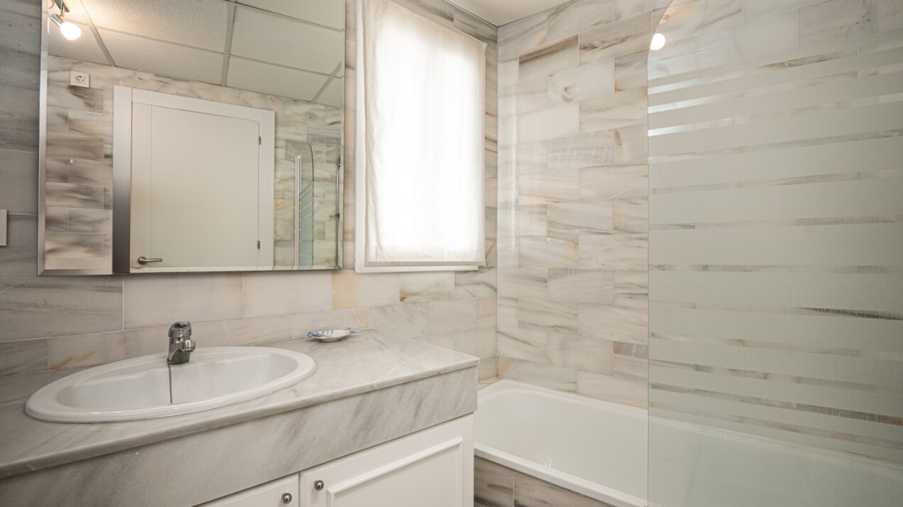 Experience sophisticated Mediterranean living in this beautiful apartment in Nueva Andalucía