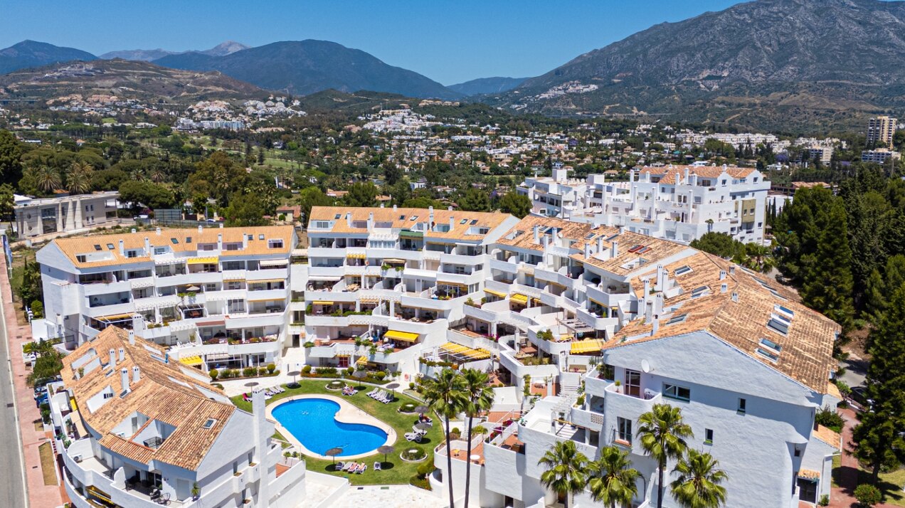 Experience sophisticated Mediterranean living in this beautiful apartment in Nueva Andalucía