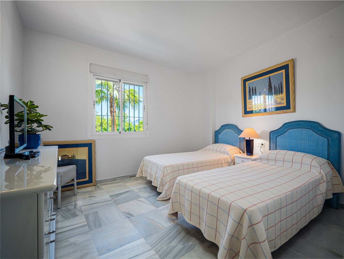 Experience sophisticated Mediterranean living in this beautiful apartment in Nueva Andalucía
