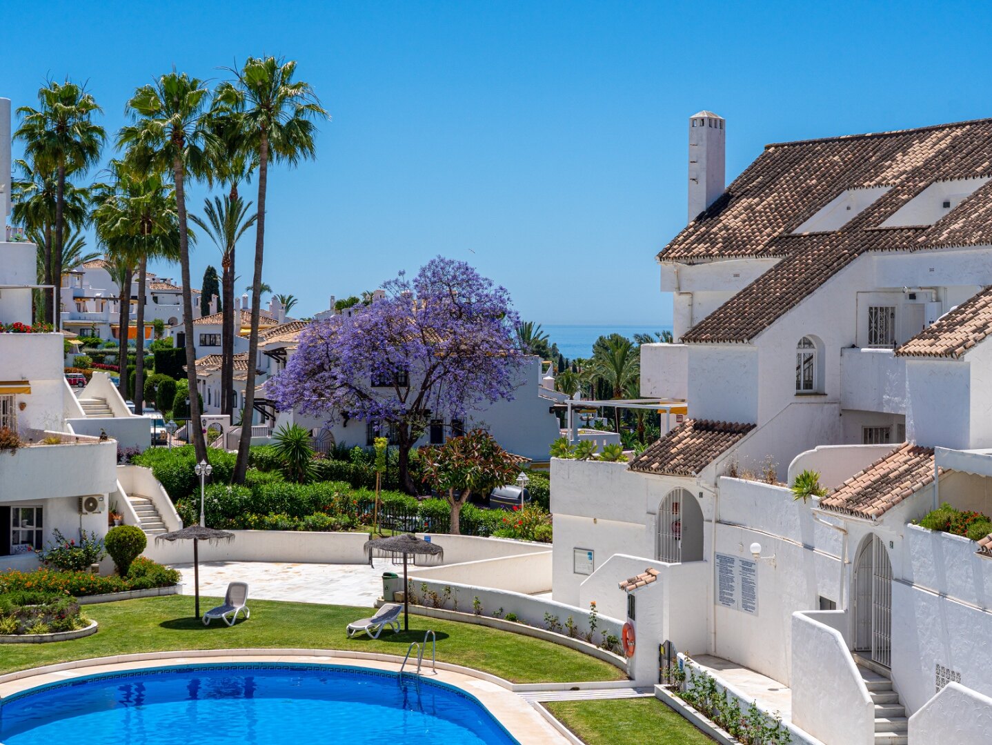 Experience sophisticated Mediterranean living in this beautiful apartment in Nueva Andalucía