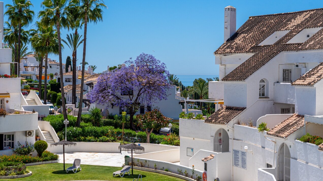 Experience sophisticated Mediterranean living in this beautiful apartment in Nueva Andalucía