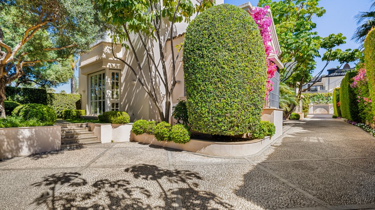 The home of your dreams in prime beachfront location