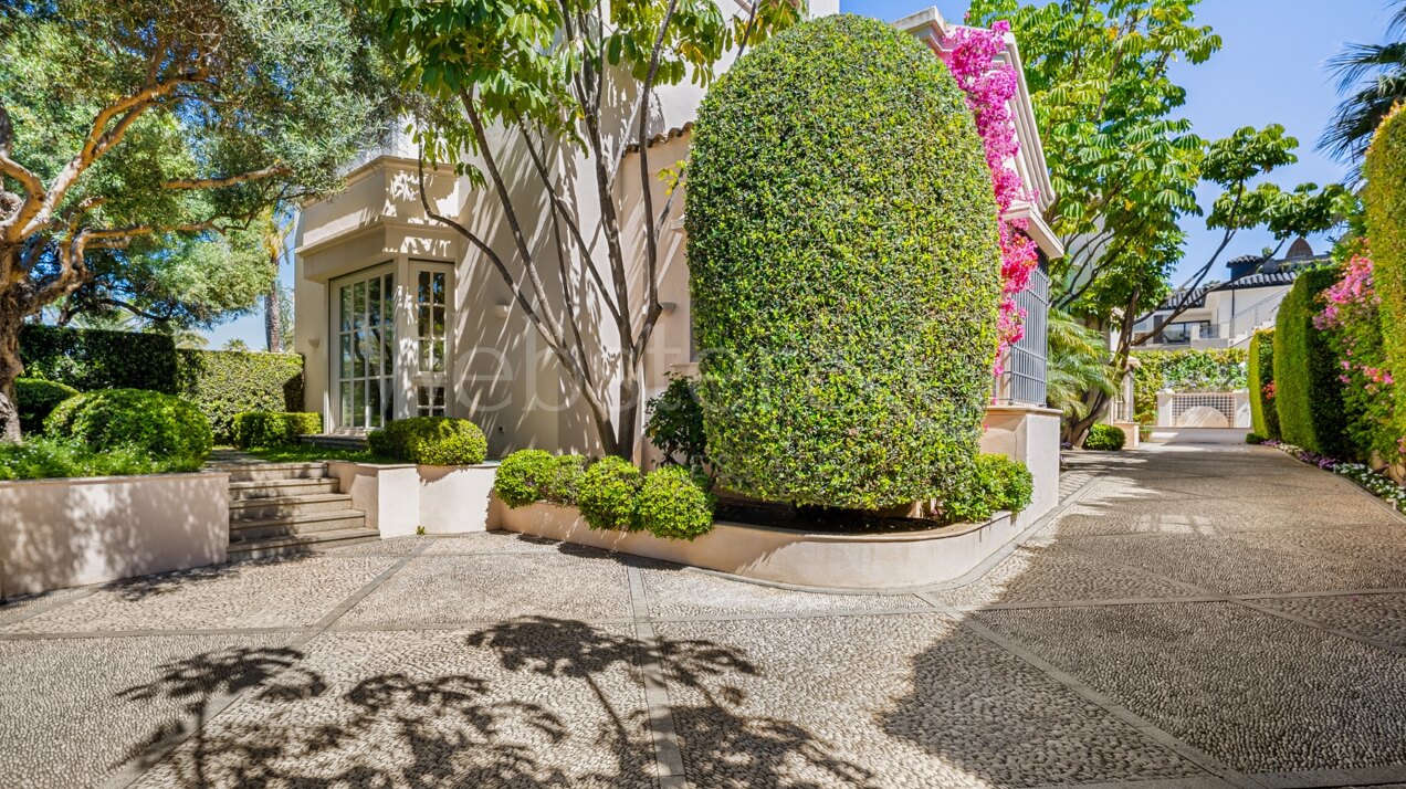 The home of your dreams in prime beachfront location