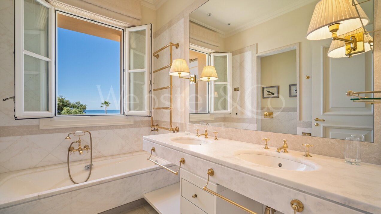 The home of your dreams in prime beachfront location