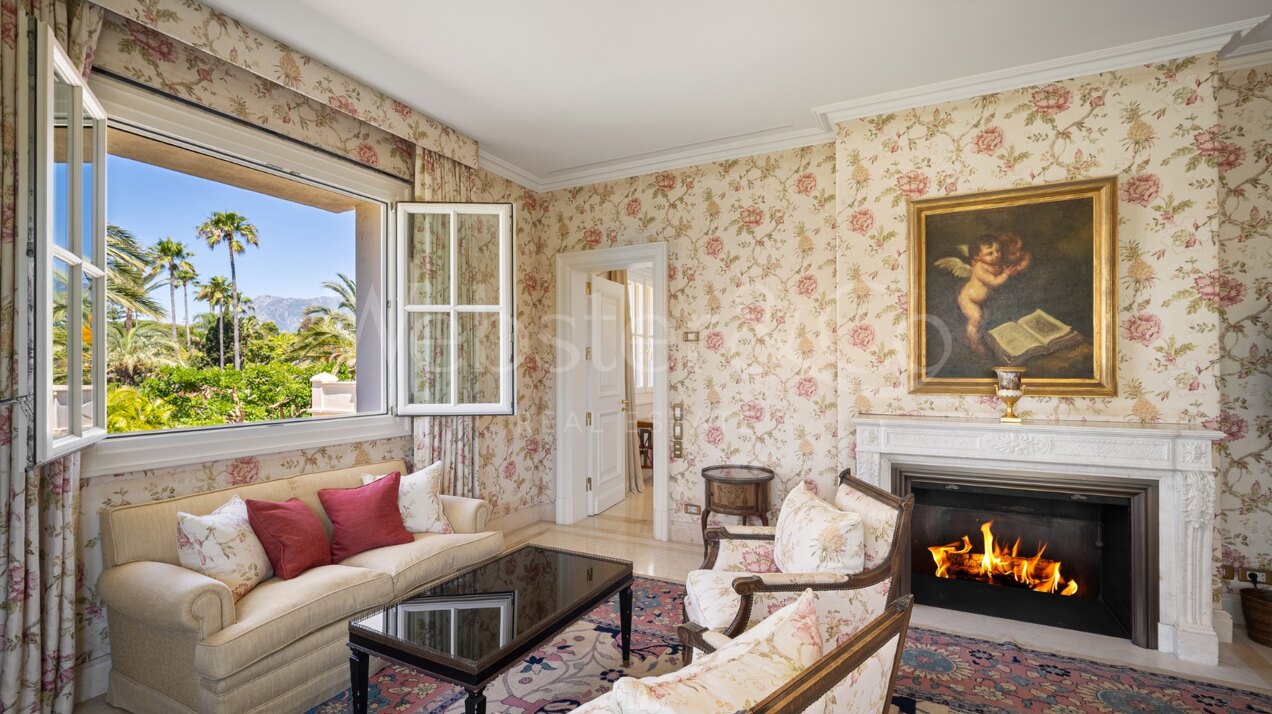 The home of your dreams in prime beachfront location