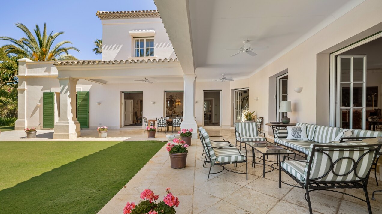 The home of your dreams in prime beachfront location