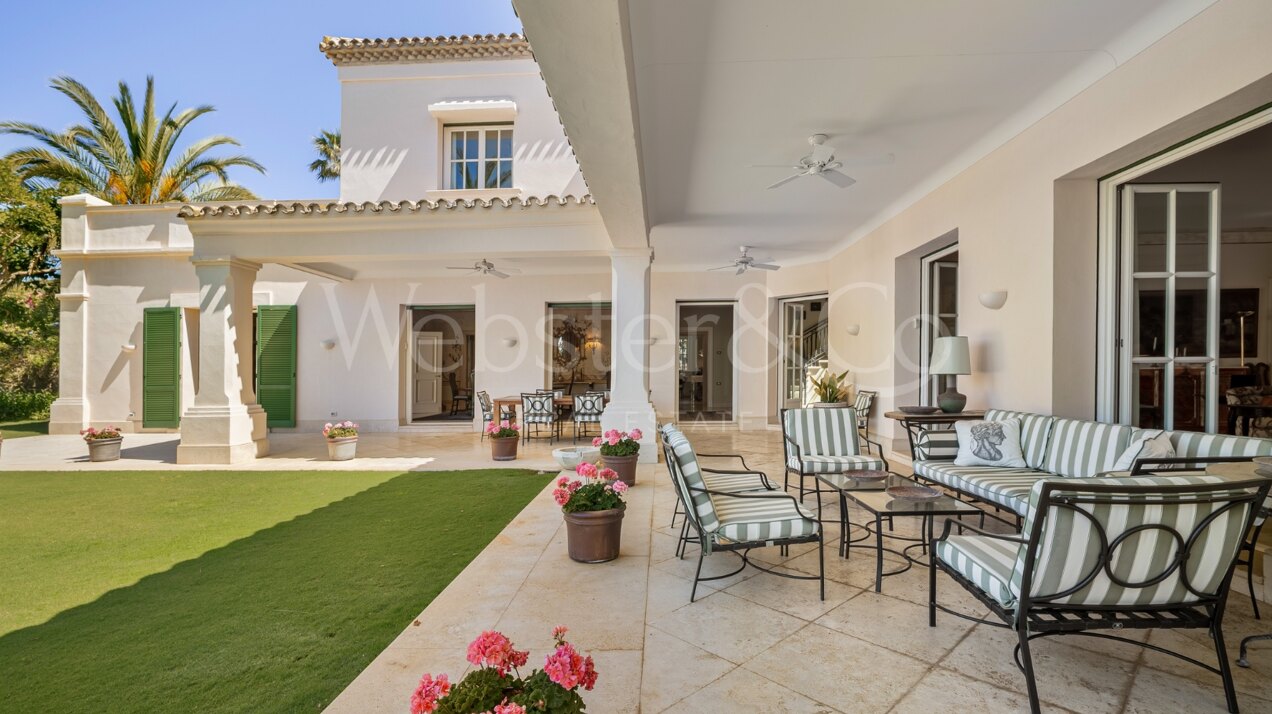 The home of your dreams in prime beachfront location