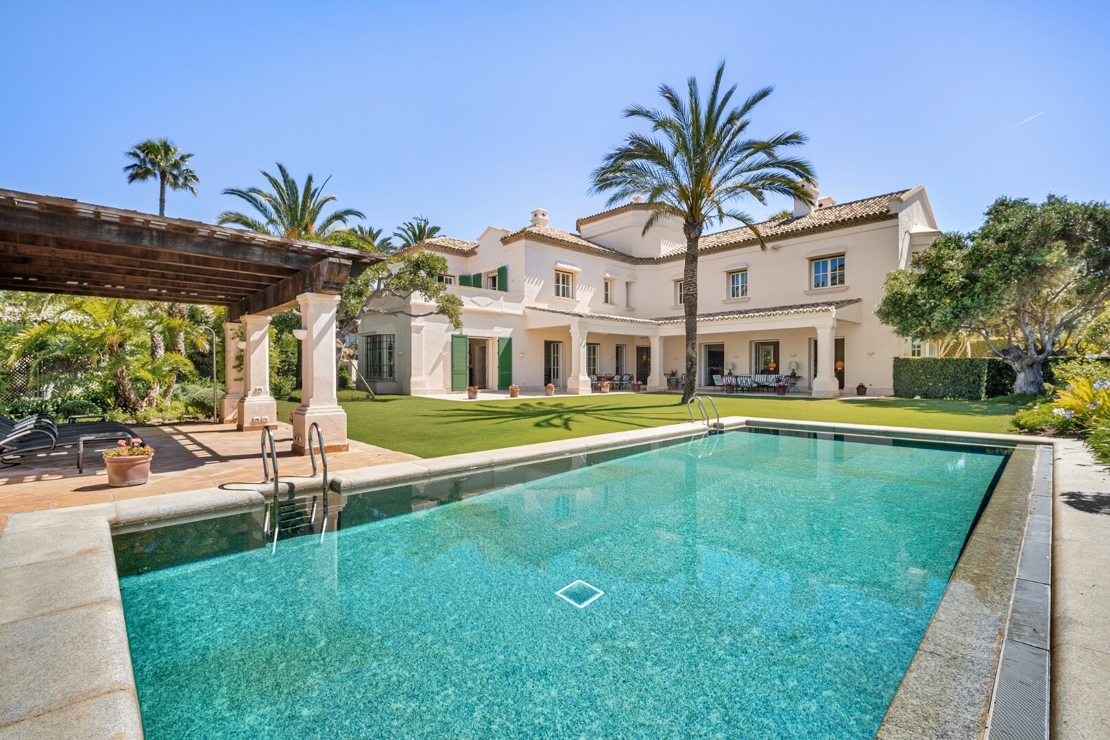 The home of your dreams in prime beachfront location