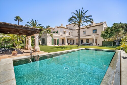 The home of your dreams in prime beachfront location