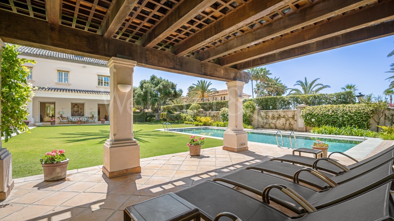 The home of your dreams in prime beachfront location