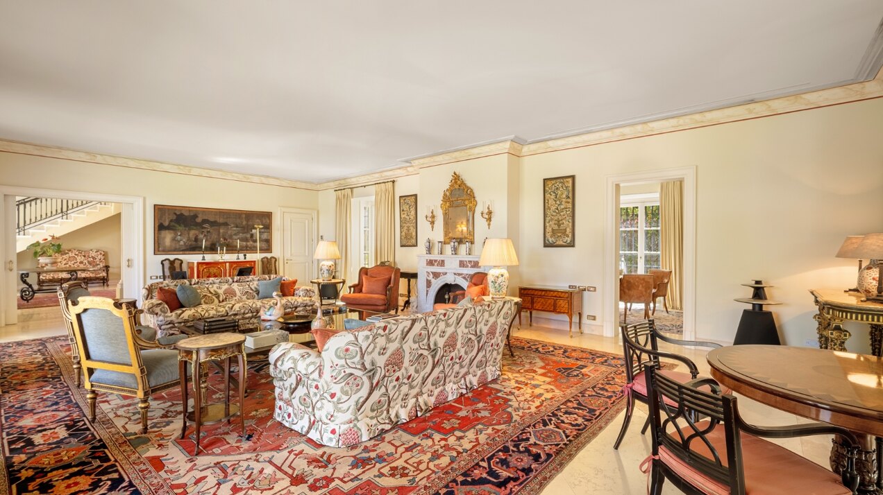 The home of your dreams in prime beachfront location