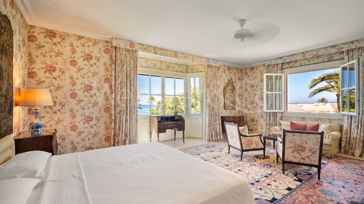 The home of your dreams in prime beachfront location