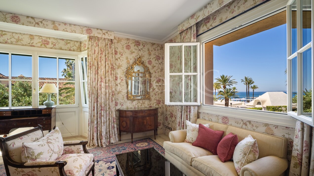 The home of your dreams in prime beachfront location