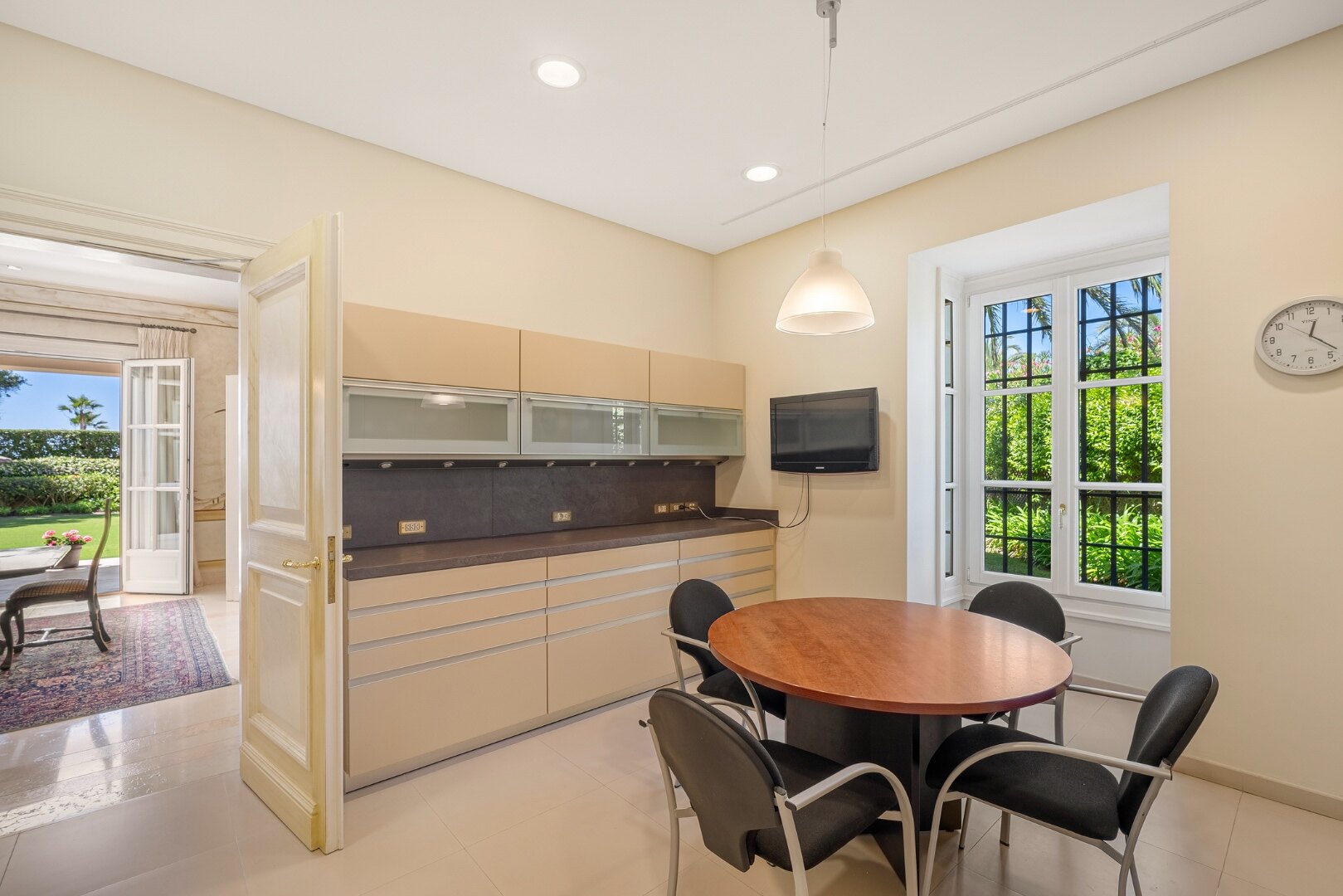 The home of your dreams in prime beachfront location