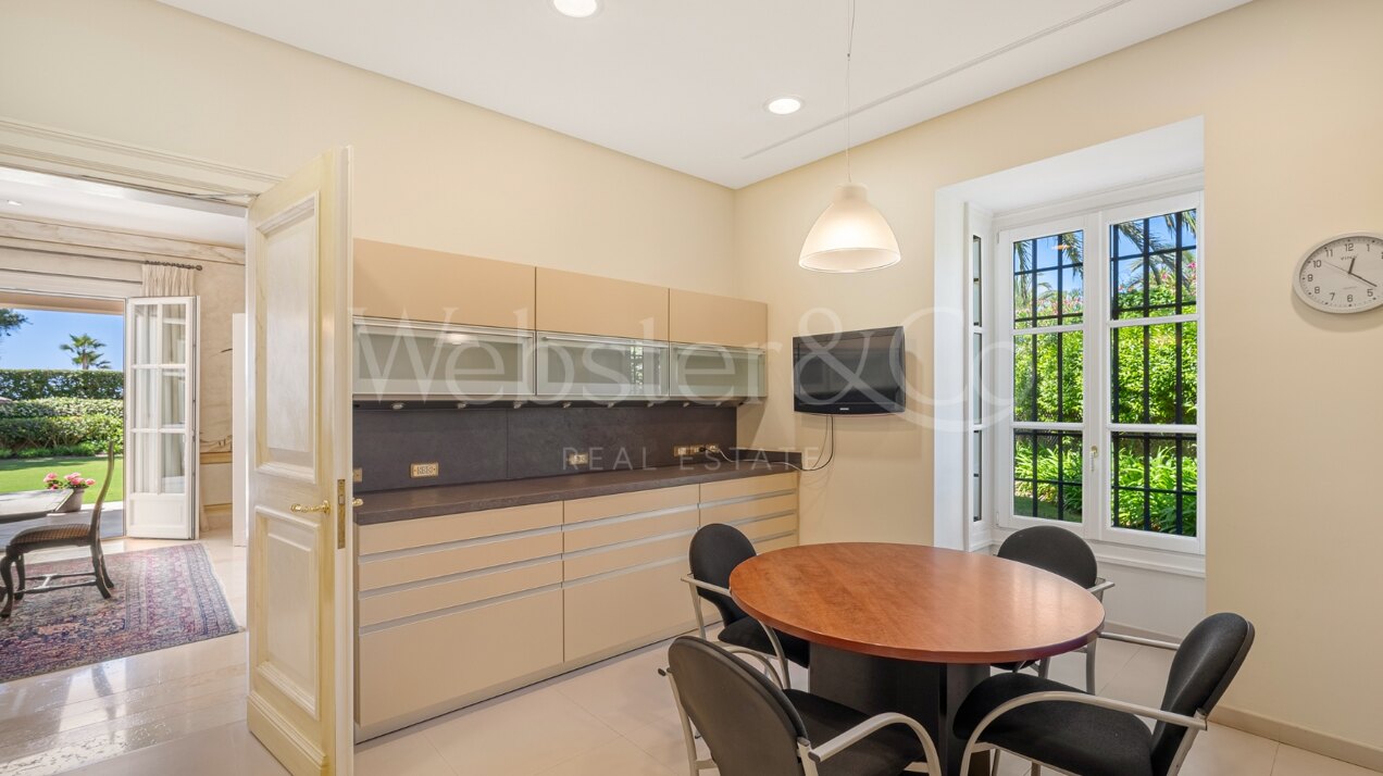 The home of your dreams in prime beachfront location