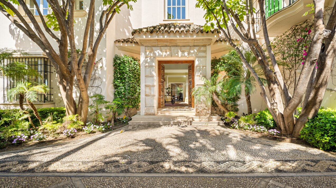 The home of your dreams in prime beachfront location