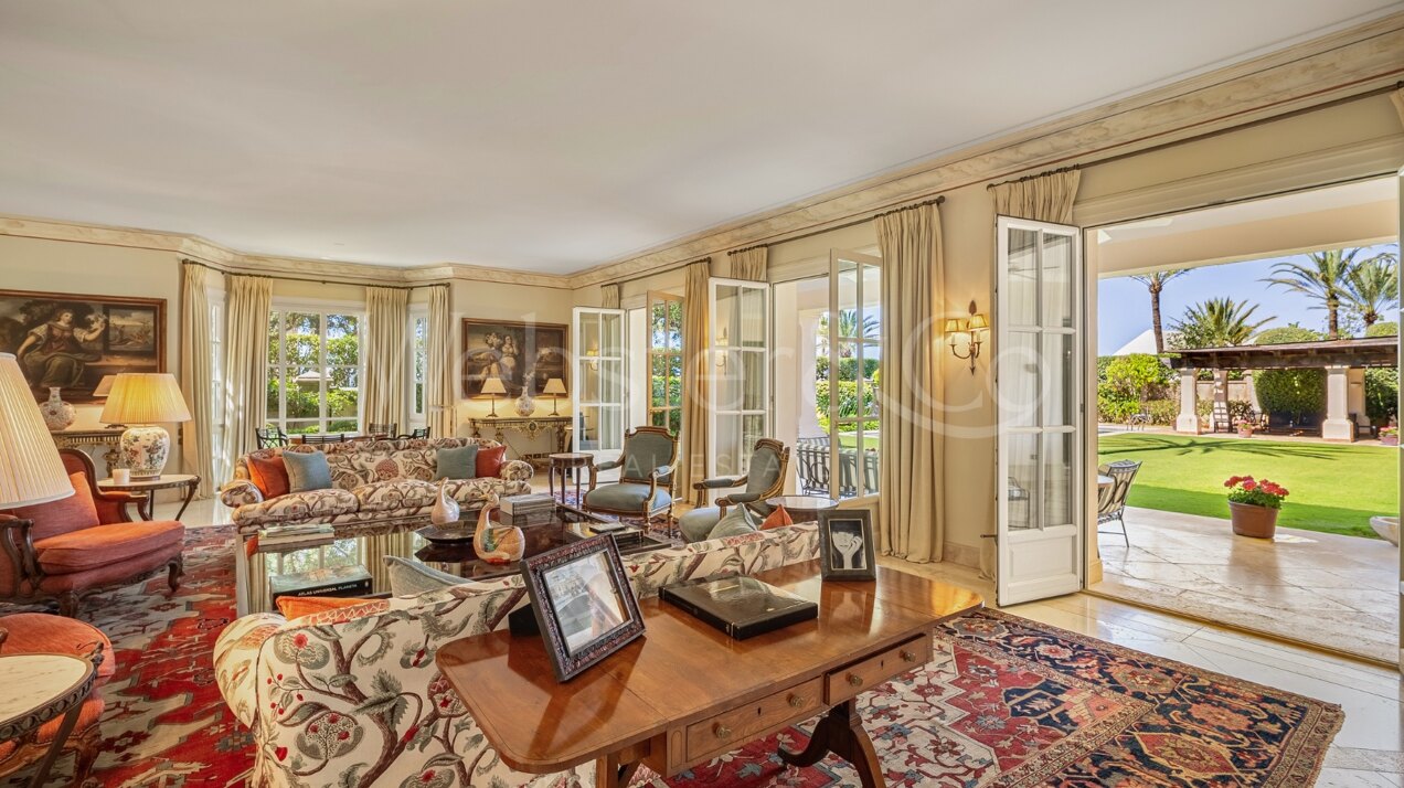 The home of your dreams in prime beachfront location