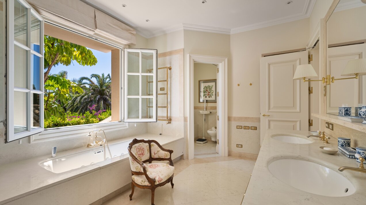 The home of your dreams in prime beachfront location