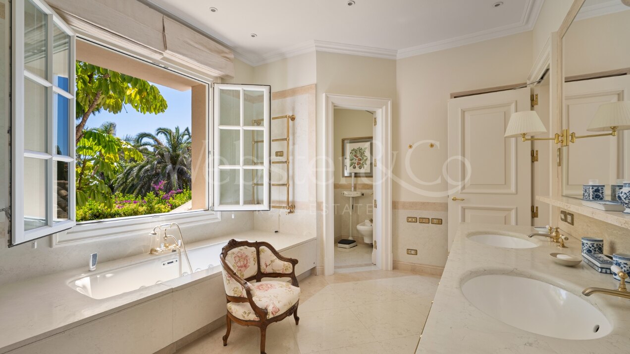 The home of your dreams in prime beachfront location