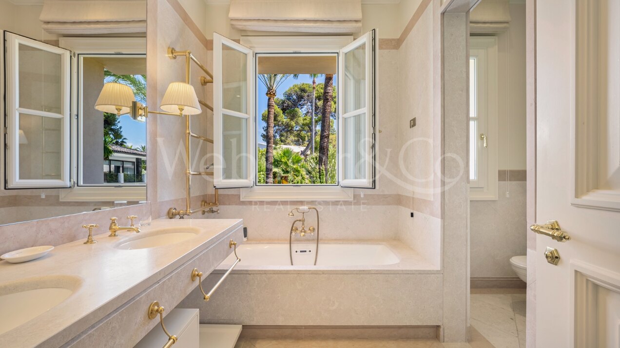 The home of your dreams in prime beachfront location