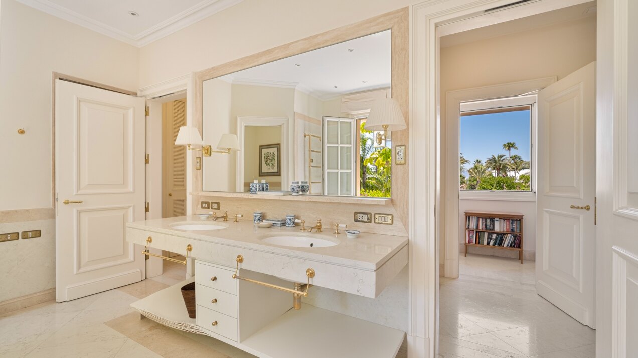 The home of your dreams in prime beachfront location
