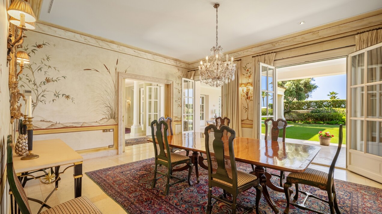 The home of your dreams in prime beachfront location