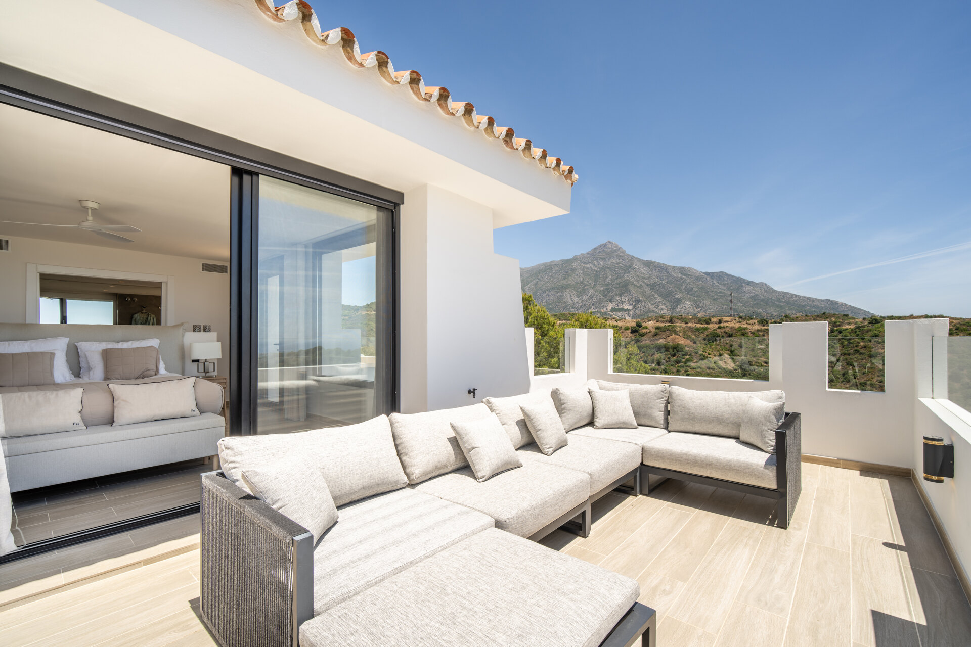 Hogar mediterráneo de ensueño lleno de luz