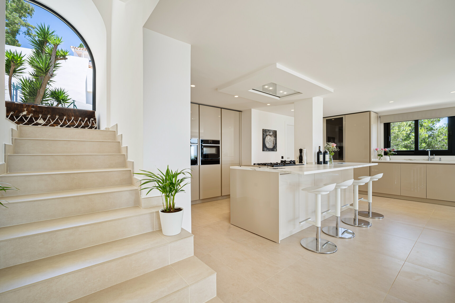 Hogar mediterráneo de ensueño lleno de luz