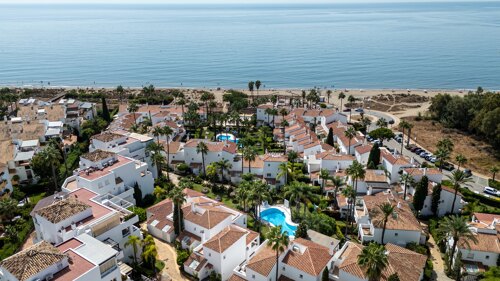 Property Highlights:- Prime beachfront location- Direct beach access- Four spacious bedrooms- Three bathrooms- 48 m² terrace- Southwest facing- Tourist rental licence- Two parking spaces- 24-hour security- Walk to beach bars