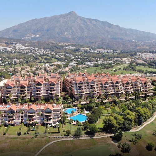 Property Highlights:- Duplex Penthouse- Renovation Project- Nueva Andalucía- La Concha Views- Private Pool- Outdoor Kitchen- Gated Community- Private Garage- Storage Room- Spacious Terraces