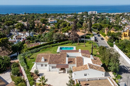 Property Highlights: - Single level villa- El Rosario location- Sea views- Mountain views- Private pool- Large plot- Landscaped gardens- Open plan living- Designer kitchen- Marbella East