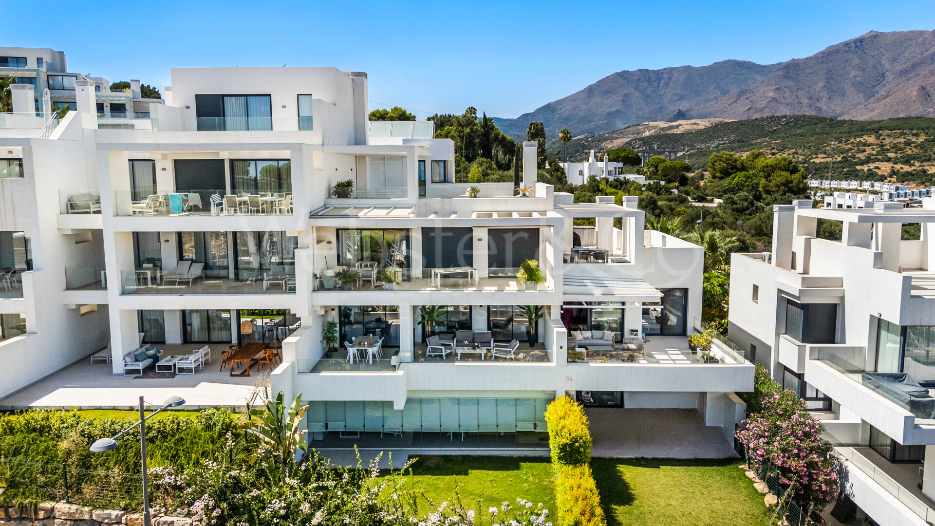 Penthouse Laguna - Modern Duplex in Estepona