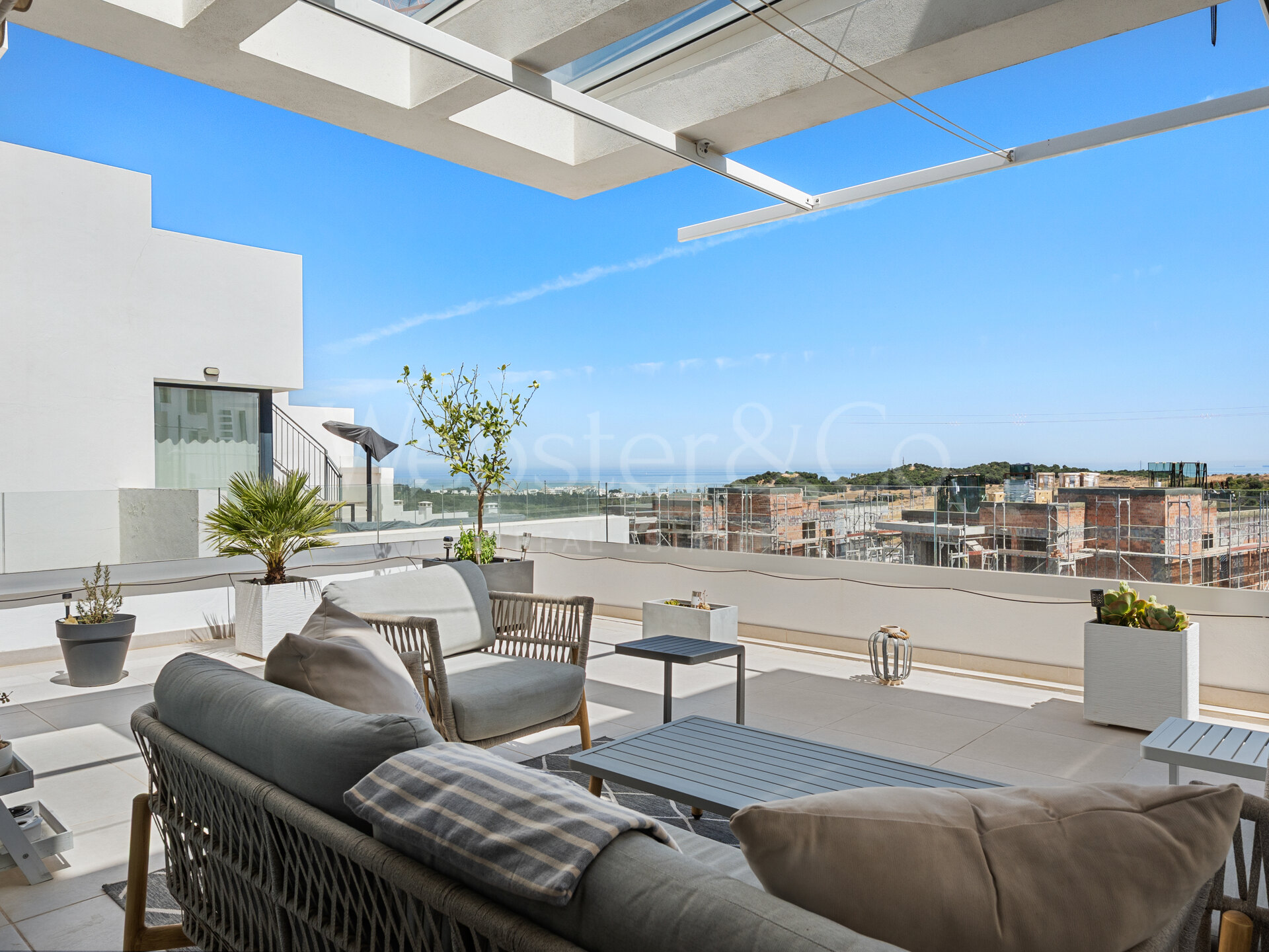 Penthouse Laguna - Modern Duplex in Estepona