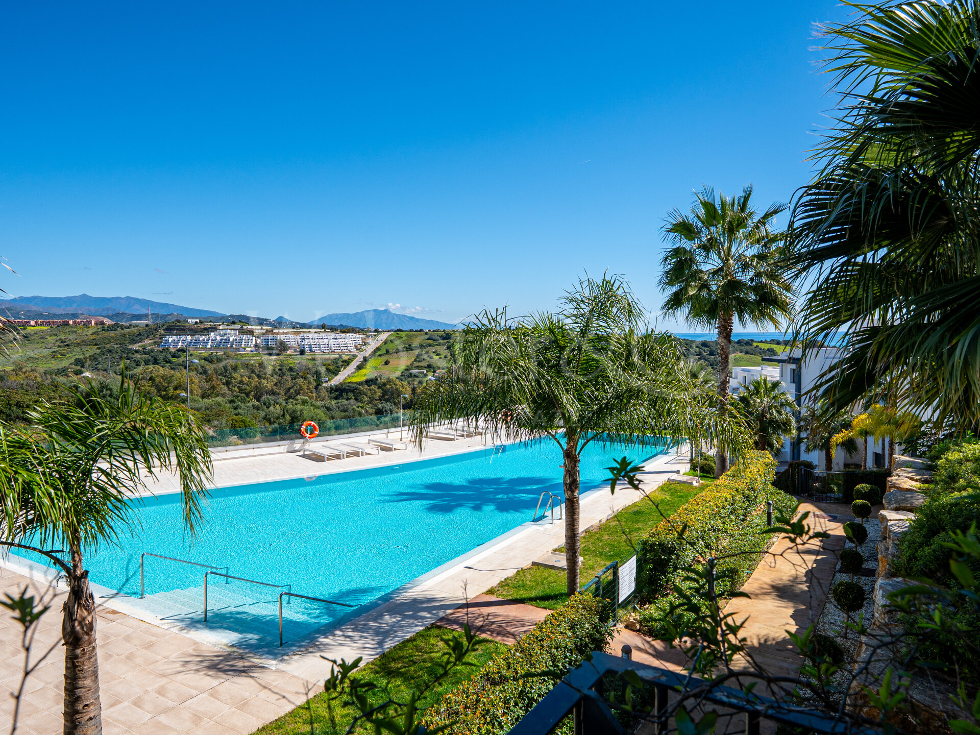 Penthouse Laguna - Modern Duplex in Estepona
